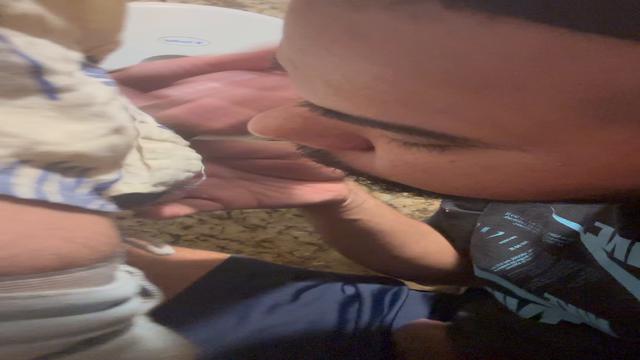 Tomando leitinho no banheirao do shopping 