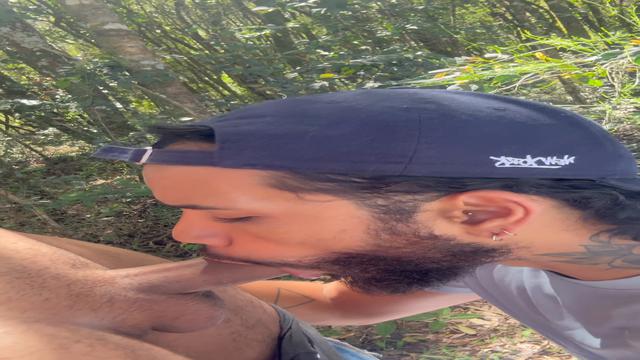 Mamando o dotado no mato 