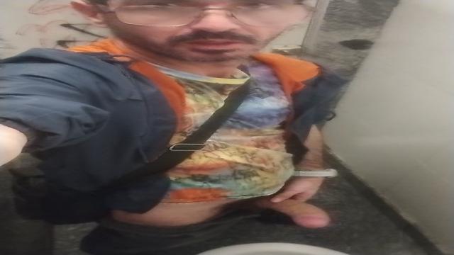 Batendo uma pumheta no banheiro da rodoviária.