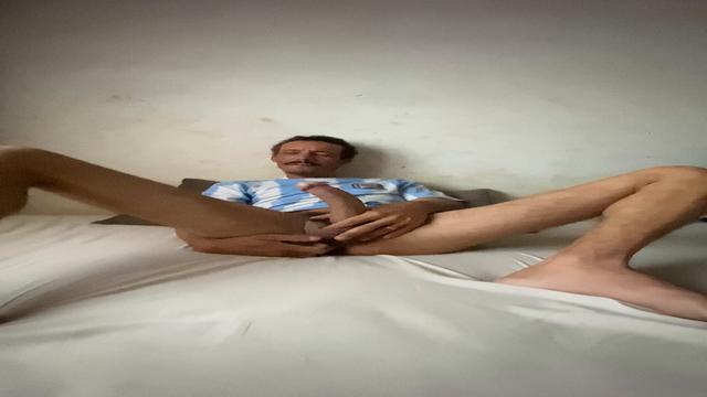 Enfiando o dedo no cu e me masturbando 