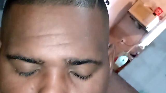 Mamando a piroca do gordinho dotado