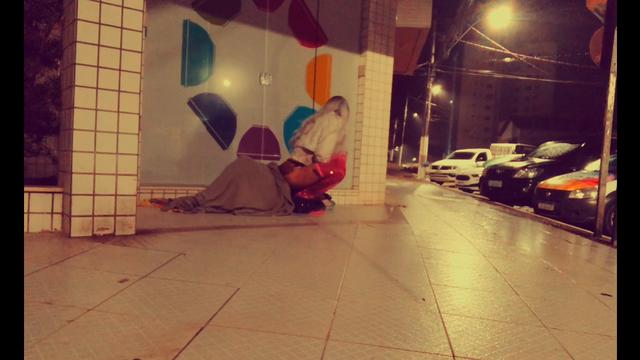 Morador de rua metendo no meu cuzinho na calçada 