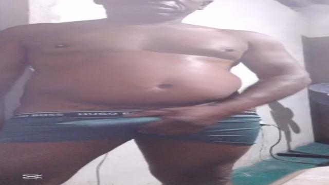 Primeira vez desse negão coroa aqui rola delícia gra...