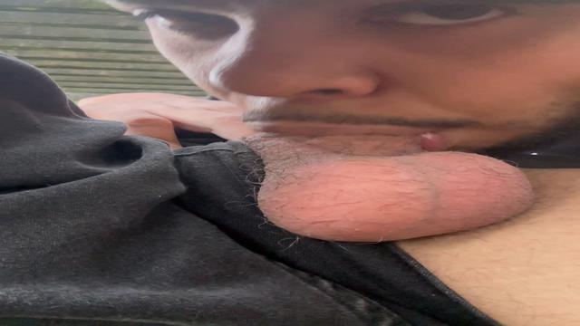 Cai de boca na piroca do novinho maconheiro