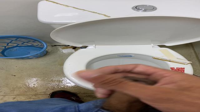 SÉRIE FETICHES: Mijando no banheiro da Mega Deboxe 6...