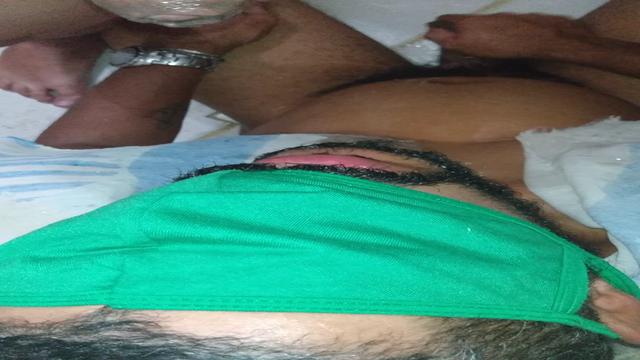 Mijando e marcando a cadela