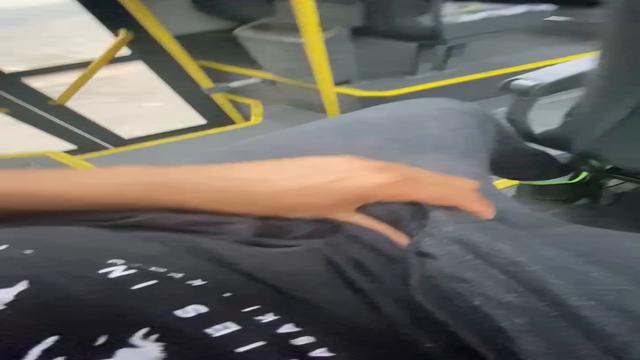 De pau duro no busão 