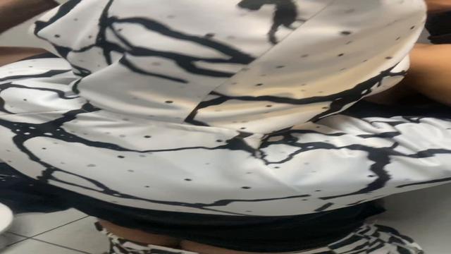 BANHEIRÃO - Uma fila de machos no banheiro público q...