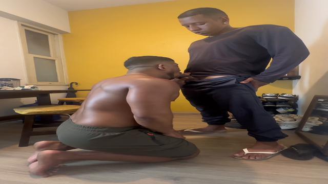 entregador veio deixar as compras sem cueca e acabei...