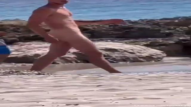 Dia lindo na praia de nudismo 