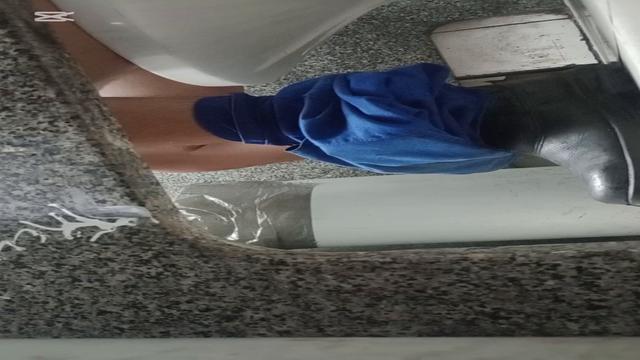 Delícia ver os caras mechendo no pau no reservado 