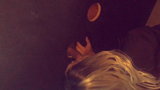 Chupando desconhecido na cabine do GloryHole 