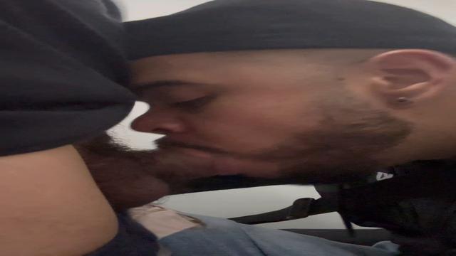 Mamando roludo no terminal de ônibus 