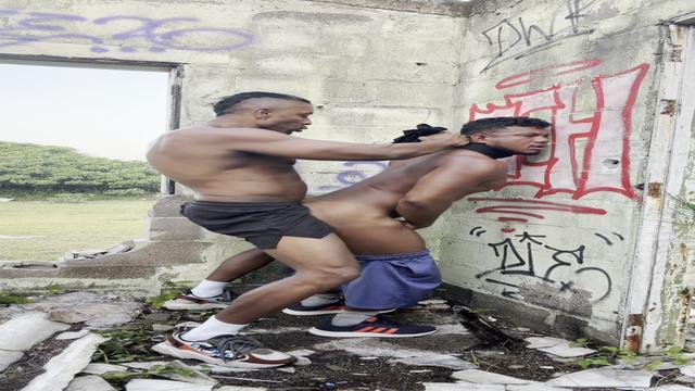 PRETO CASADO ME LEVOU PRA CASA ABANDONADA E ME ARROM...