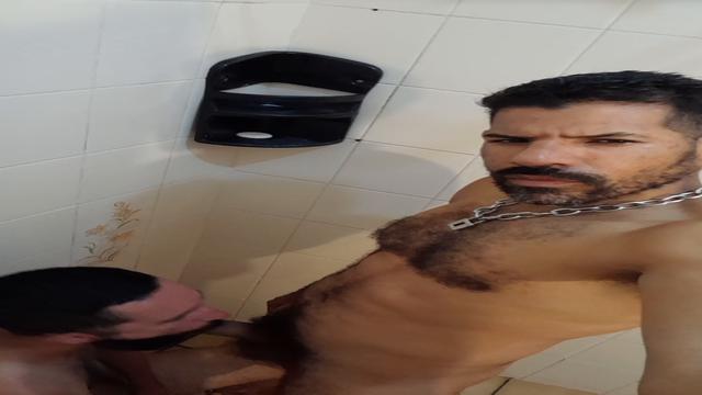 Dando mijão antes do leite no cu
