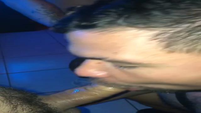 Mamando o novinho na pista da balada