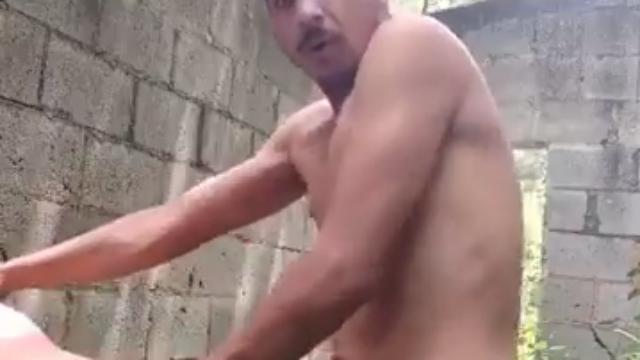 Dando escondido pro vizinho na casa abandonada....