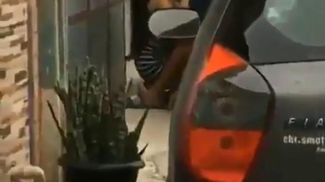 Flagrei o novinho pirocudo dando de mamar 