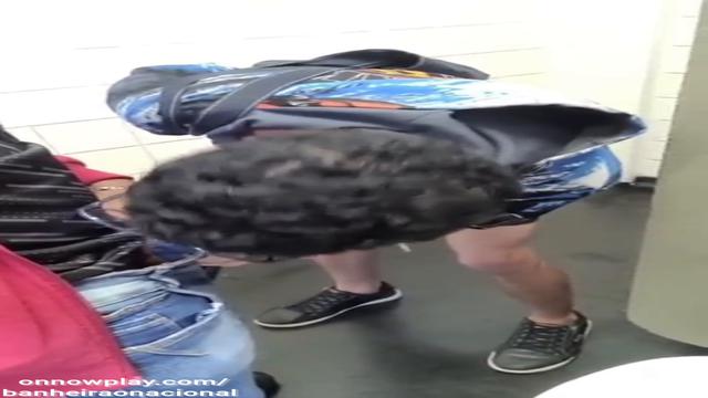 Aprontando no banheirão 