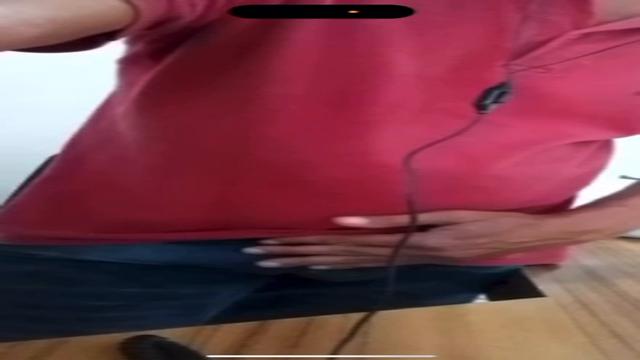 Coroa porteiro pegando na rola dura por cima do short no horário de serviço no final tem vídeo do pau dele 