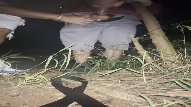 Mamando gostoso a pica do peao no meio do mato 