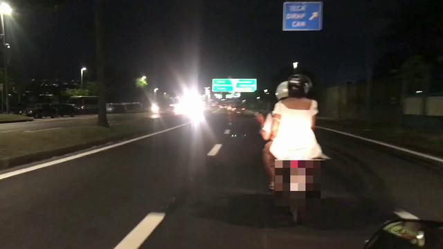 Se exibindo pelas ruas a procura machos 