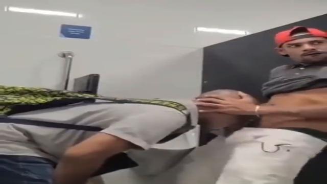 Gozando na boca do puto no banheiro 