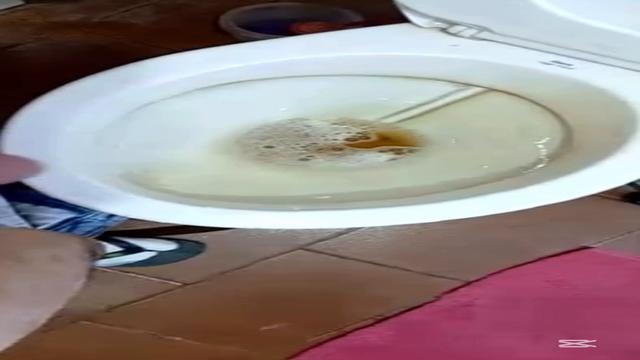 Mais um desse coroa inédito dessa vez mijou e mostrou rapidinho porque a esposa tava em casa 