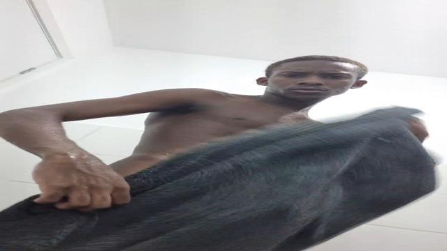 Quer tomar banho comigo?