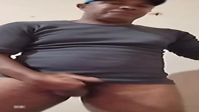 Maduro negão cinquentão  dando leite delícia demais esse coroa primeira vez dele aqui inédito 