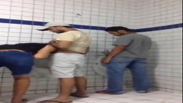 Flagra de héteros pauzudos aproveitando dentro do ba...
