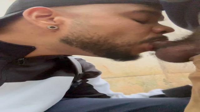 Novinho foi pegar pipa na mata e acabou ganhando uma mamada