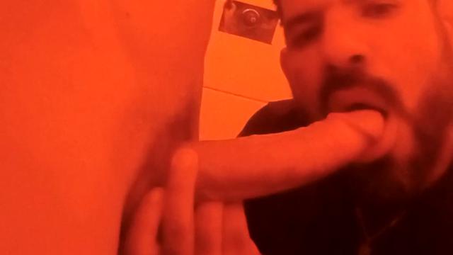 Na balada fazendo um boquete