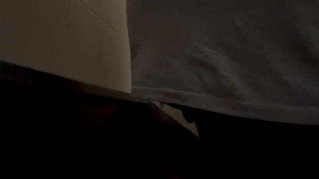 Casado punhetando no mictório coletivo (com gozada)