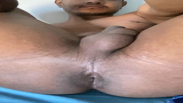 Mostrando o cuzinho