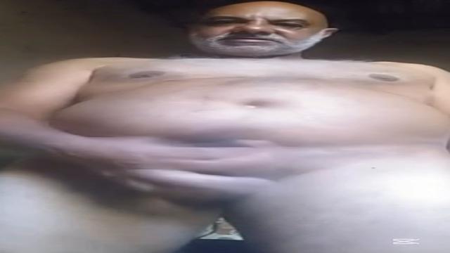 Mais um negão parrudo estilo gordinho leitando muito...