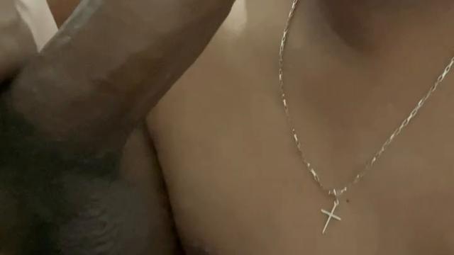 Caindo de boca na rola do filho da Vizinha 