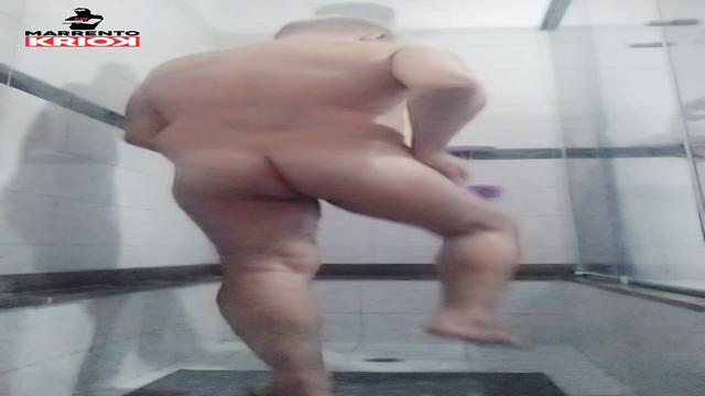 Marrento tomando banho