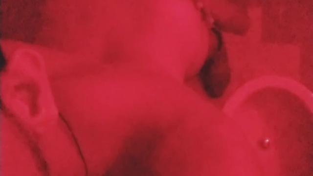 Chupando meu cuzim no banheiro do bar 