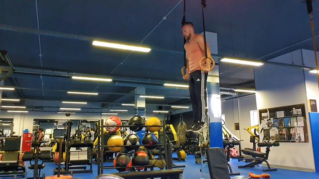 Um pouco de ginástica nas argolas e nudes no vestiário