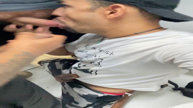 BANHEIRÃO - DEZ MACHOS E EU NO BOX DO BANHEIRO