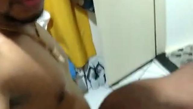 Negão gosta de ser puta de macho