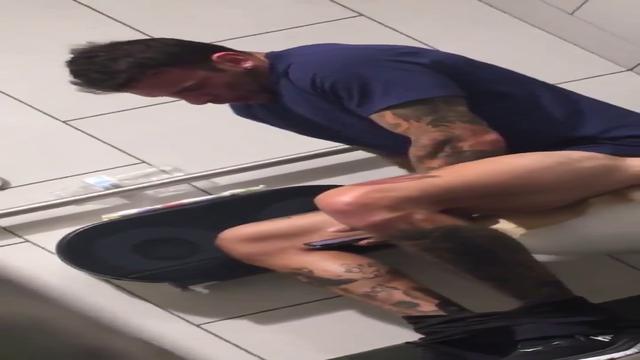 Gostosão batendo uma no banheiro do shopping 