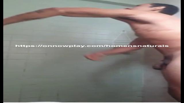 Novinho roludo no banho