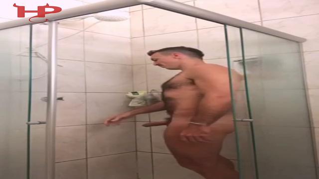 Banho com mijão de Pau meia bomba