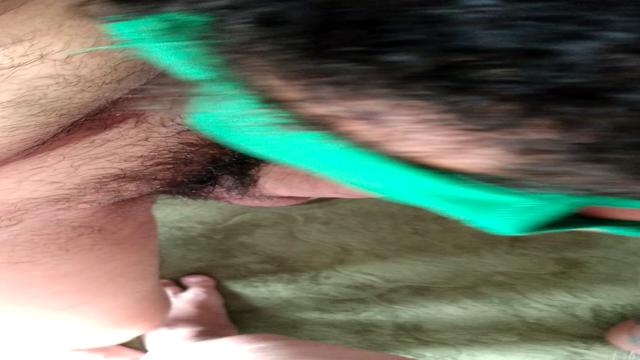 Machão botando a puta pra mamar 
