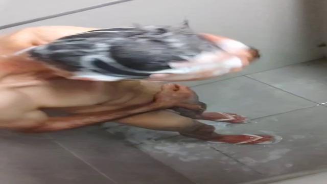 Casado tomando banho na academia