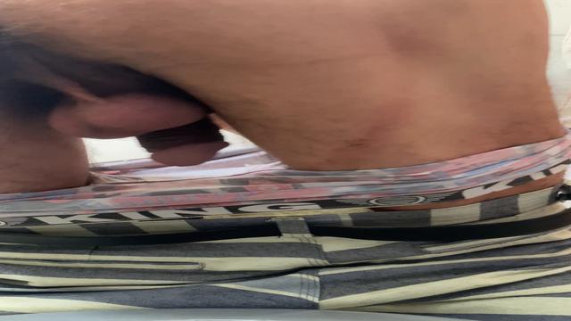 Limpando o cuzinho com papel. 