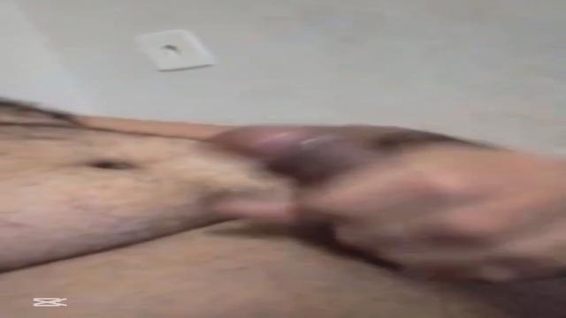 48 anos peludinho tímido batendo aquela inédita em b...