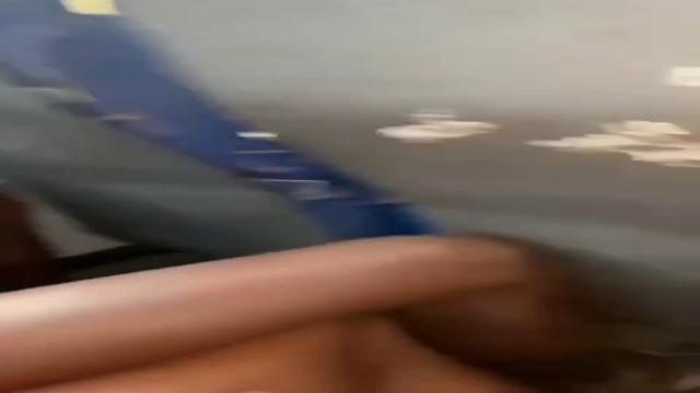 Batendo uma pro negão no ônibus 